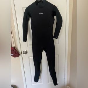 Brand new wet suit. 4/3” thickness. Size 10